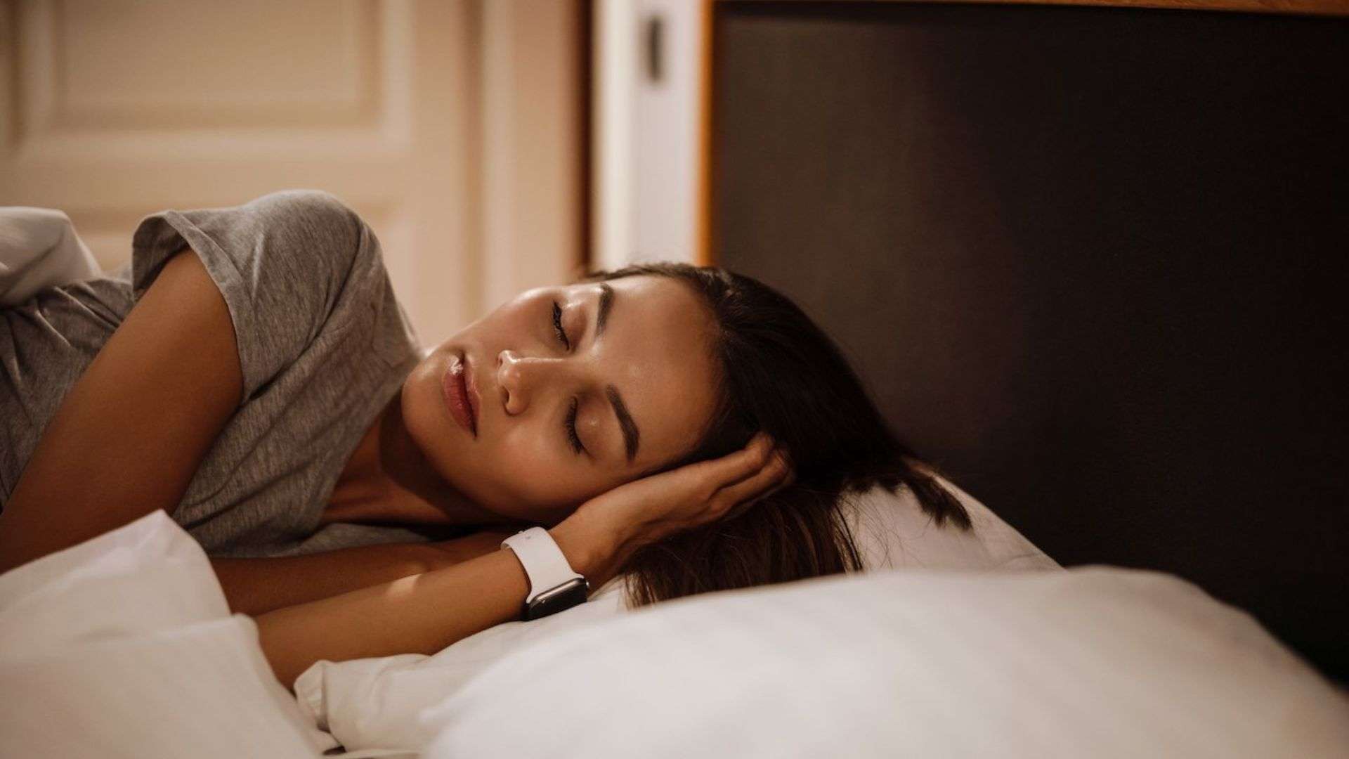 Can You Sleeping with a Wig On? Pros & Cons 1 Can You Sleep in a Wig
